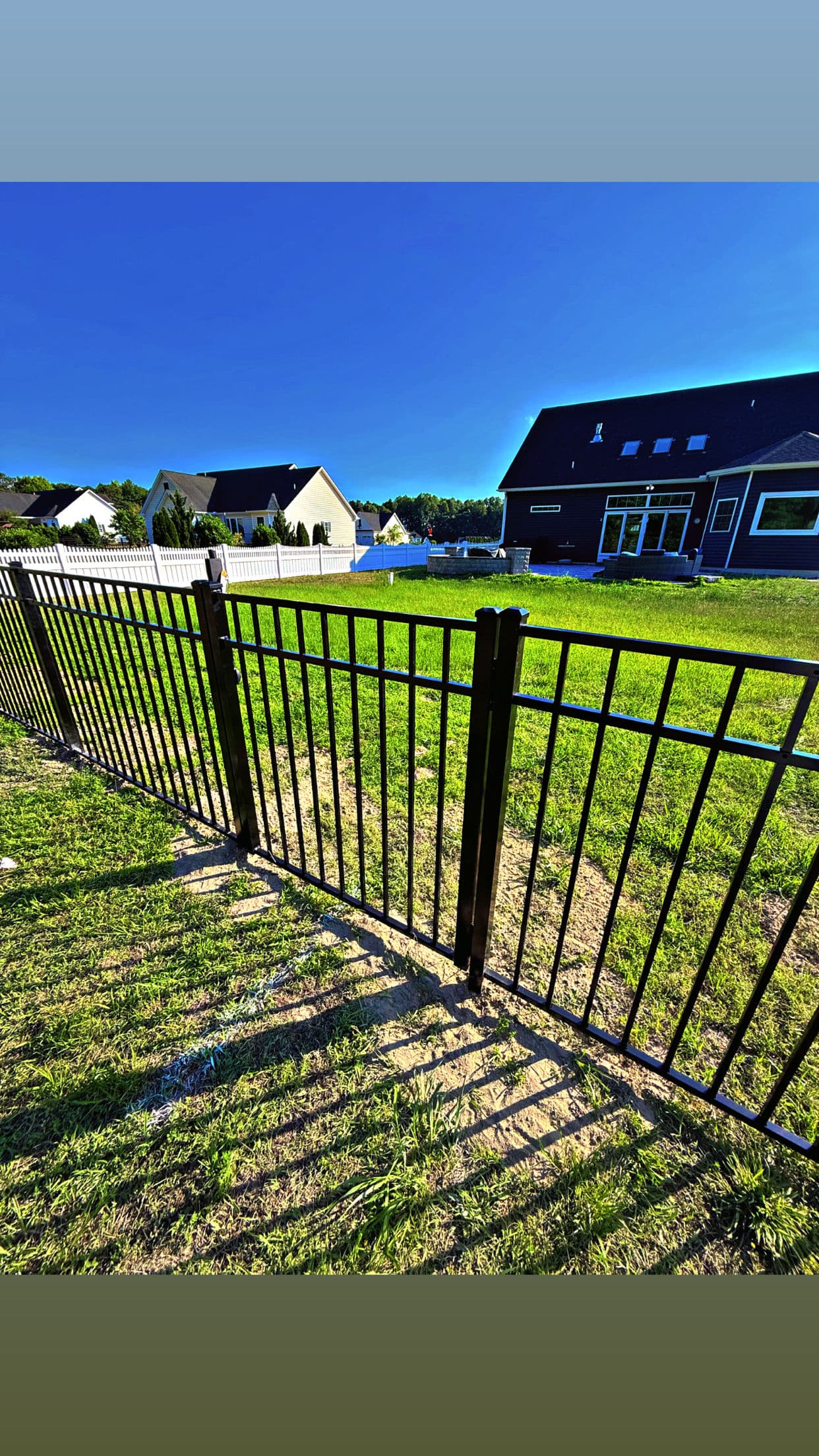 Gallery photos for Semi-Privacy Vinyl Fence with 3-Rail Aluminum Flush Bottom Panels: Image #4