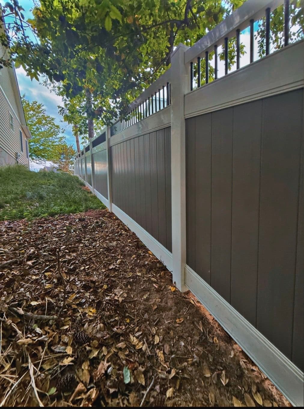 Gallery photos for Privacy Fence with Aluminum Spindle Topper That Actually Looks Custom: Image #4