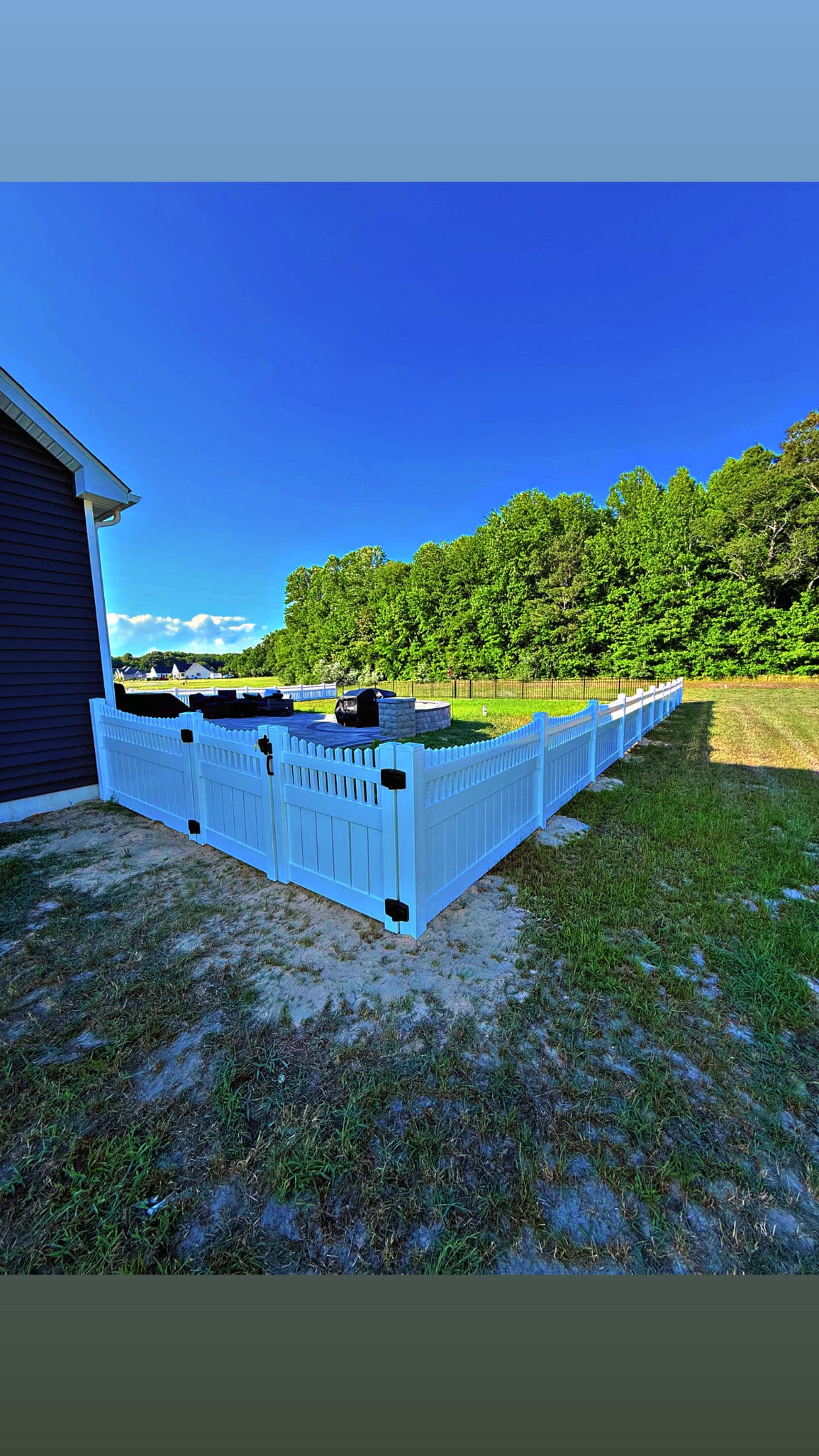 Gallery photos for Semi-Privacy Vinyl Fence with 3-Rail Aluminum Flush Bottom Panels: Image #3