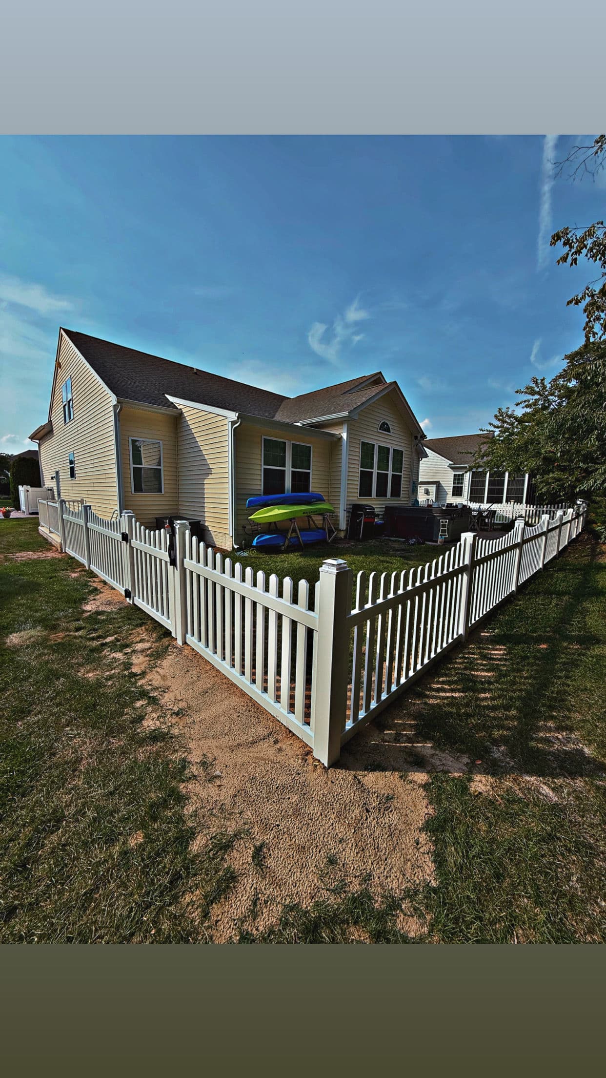 Project White Vinyl Scalloped Picket Fence with Solar Post Caps and MagnaLatch Gate image