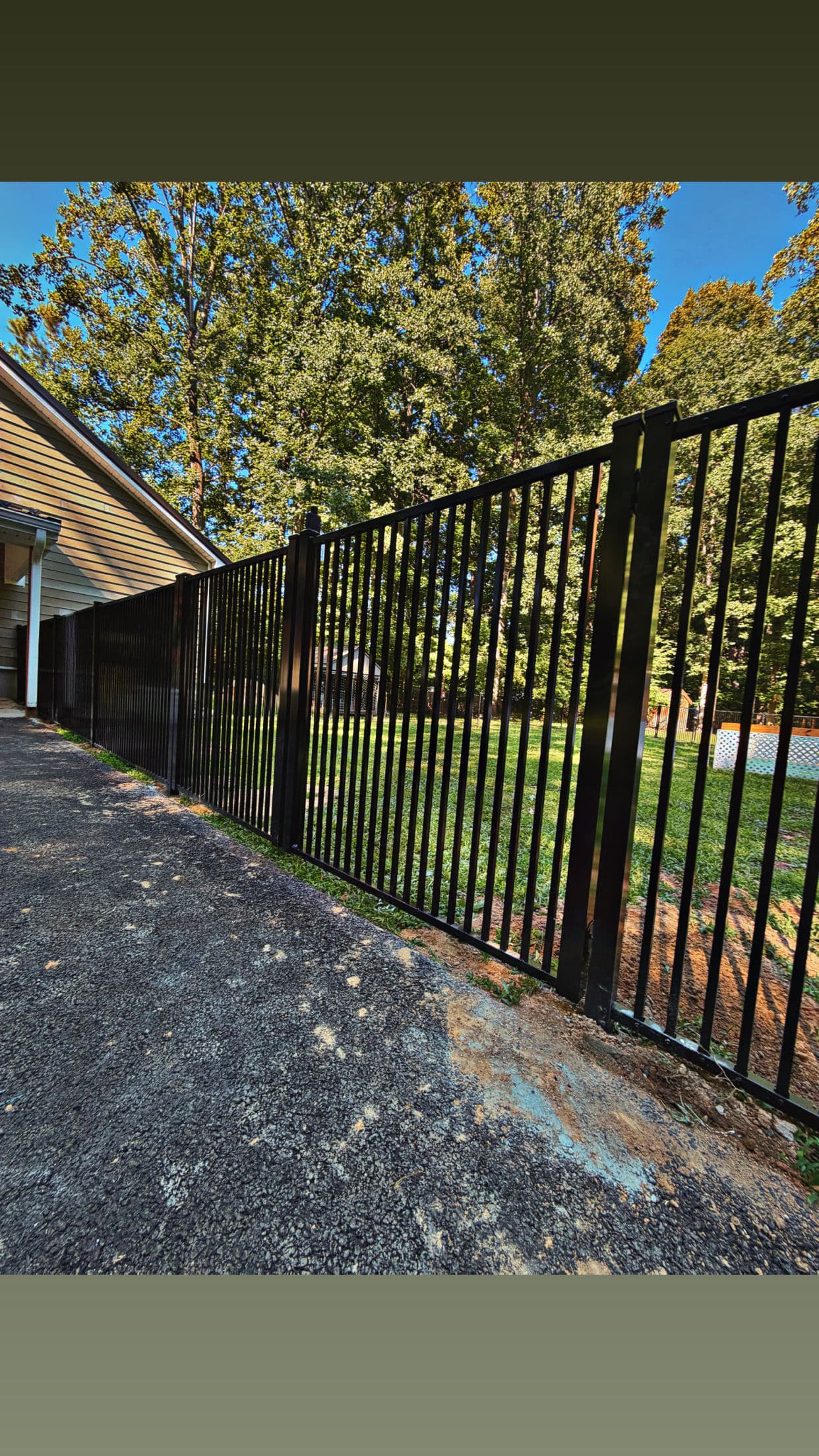 Gallery photos for Extra-Picket Aluminum Fence Built for Small Dogs: Image #4