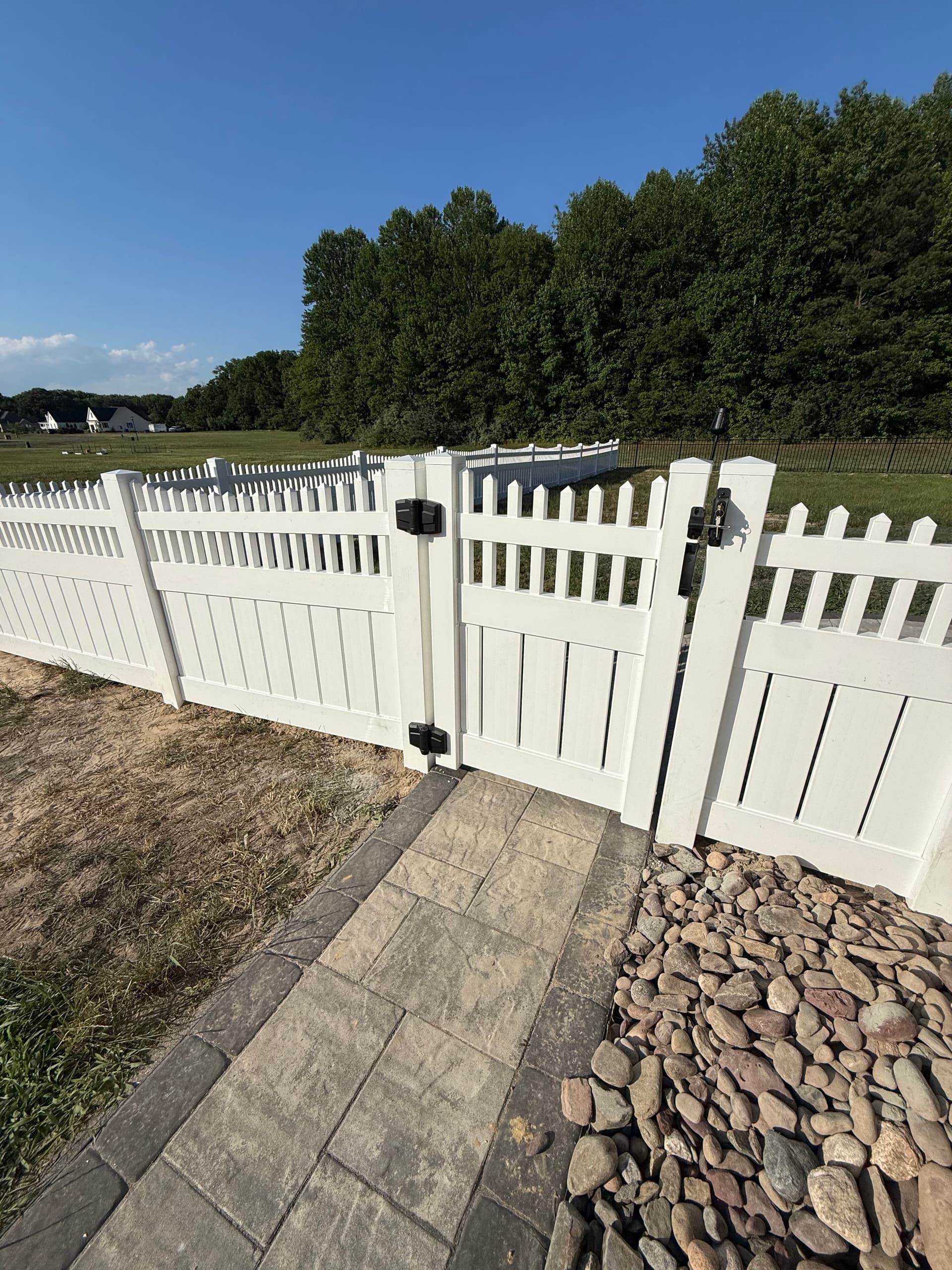 Gallery photos for Semi-Privacy Vinyl Fence with 3-Rail Aluminum Flush Bottom Panels: Image #2