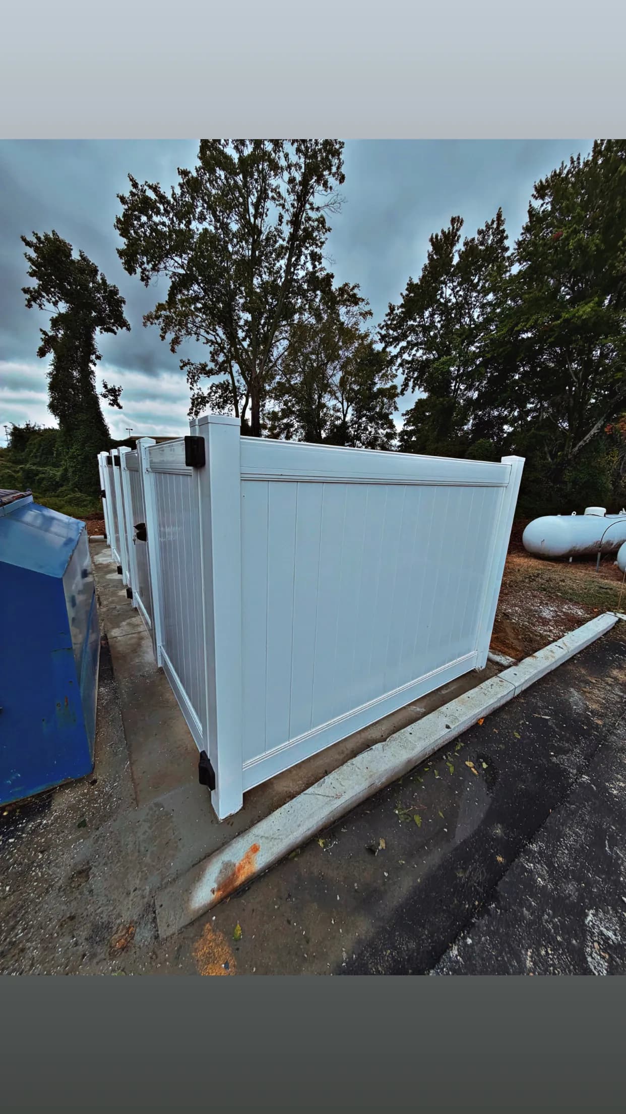 Gallery photos for Vinyl Trash Enclosure That Keeps Things Clean and Contained: Image #1
